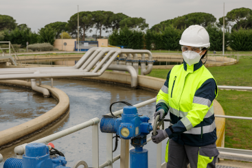 imagen operaria en planta de procesamiento de agua